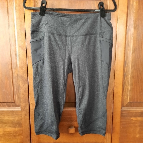 Tangerine dark gray capri side pockets workout gym leggings - Picture 1 of 13